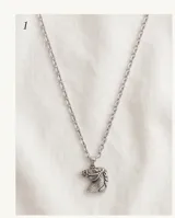 Collar de acero con cadena de eslabones y dije en forma de cabeza de caballo con acabado envejecido.