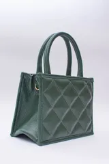 Cartera pequeña color beige, con diseño acolchado en forma de rombos. Tiene doble asa corta y correa larga desmontable y regulable.