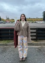 Saco de lana merino en color marrón, con diseño de cuello solapa, cierre frontal de doble botonadura y mangas largas con puños acanalados.