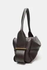 Bolso alargado de piel color marrón oscuro, con asa de hombro y cierre de cremallera. Incluye cartera con bolsillo extraíble.