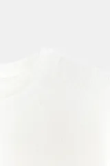 Top blanco de tejido rústico, con cuello redondo y mangas cortas amplias. Bajo recto.