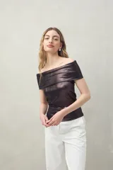 Top negro con escote off-shoulder en tejido de punto satinado.
