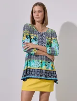 Blusa estampada de seda fría marca Ruby Rd, con cuello a la base y escote en V bordado.