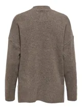 Sweater de punto gris oscuro con cuello alto, manga larga y diseño holgado. Presenta puños y cuello acanalados, con una textura suave y cómoda.