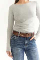 Cinto de cuero marrón con detalle de tachas metálicas circulares en tonos plateados y dorados, con hebilla metálica clásica.