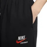 Pantalón de jogging negro con cintura elástica ajustable con cordón, corte holgado y logo Nike bordado en color naranja en la pierna izquierda.