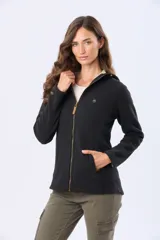 Campera de polar azul con cierre frontal, capucha integrada y bolsillos laterales. Presenta un diseño entallado con logo bordado en el pecho.