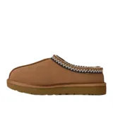 Zuecos UGG modelo Tasman II, color tostado, confeccionados en gamuza con forro interior de piel de oveja. Presentan un ribete trenzado característico en el cuello y suela de goma resistente.