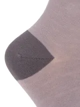 Calcetín de largo medio en color gris, confeccionado en tejido de bambú con talón y puntera reforzados en un tono gris más oscuro. Presenta el logo de la marca bordado en la parte superior y en la puntera.