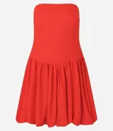 Vestido corto con pollera balonê, escote sin breteles, cierre por cremallera en el lateral y confeccionada en viscolino.