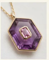 Collar de acero con baño de oro, compuesto por una cadena fina y un dije hexagonal de piedra amatista natural con una circonia rectangular engastada en el centro.