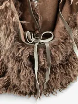 Cartera de diseño amplio y estructura flexible, confeccionada en textura de pelo sintético que aporta volumen. Cuenta con asas cortas integradas para llevar al hombro o en la mano.