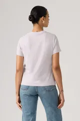 Remera Levi's de algodón color lila, de manga corta y cuello redondo, con pequeño logo bordado en el pecho.
