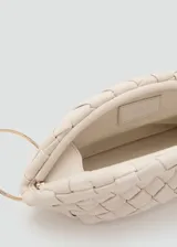 Bolso de mano pequeño con diseño trenzado en cuero ovino color beige y asa circular metálica dorada.