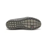Zapato de estilo urbano Caterpillar modelo Iris, confeccionado en gamuza gris con costuras a la vista y detalles en color lila. Cuenta con cierre de cordones, suela de goma con relieve para mayor tracción y logo de la marca estampado en el lateral.