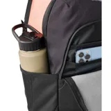 Mochila Rip Curl modelo Ozone 30L School, color negro con detalles degradados en tonos rosados y verdosos, de poliéster reciclado. Cuenta con compartimento principal amplio, bolsillo frontal con cierre, bolsillos laterales porta botellas y el logo de la marca estampado en el frente.