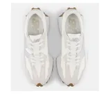 Championes urbanos New Balance modelo 327, con diseño inspirado en el running de los años 70. Presentan una combinación de paneles en tonos crema y beige, con el logo 'N' lateral en color plateado metalizado y suela de goma con relieve extendido hacia el talón.