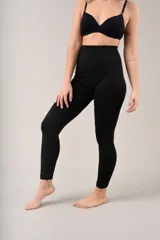 Calza larga de lycra color negro, ideal para usar como prenda térmica.