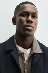 Sobrecamisa de corte regular fit confeccionada en tejido con mezcla de algodón con textura. Presenta cuello de solapa, manga larga con puños abotonados, dos bolsillos frontales de plastrón y cierre delantero con botones.