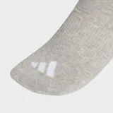 Pack de tres pares de medias deportivas Adidas de caña media, con diseño de tres rayas en el puño y logo de la marca en la puntera. Incluye un par negro, uno blanco y uno gris jaspeado.