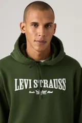 Buzo tipo hoodie de corte relajado en color verde oscuro, con capucha ajustable mediante cordones y bolsillo frontal tipo canguro. Presenta el logo de la marca estampado en el pecho en color blanco.