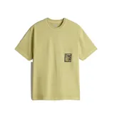 Remera color verde oliva con estampado en el pecho.