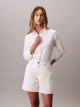 Short de jean Calvin Klein de corte relajado y talle alto, con diseño clásico de cinco bolsillos y cierre de botón y cremallera.