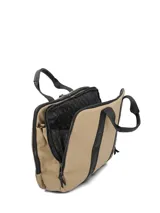 Maletín Hush Puppies modelo Helston Bag, color beige con detalles en negro. Cuenta con doble asa de mano, tiras frontales con el logotipo de la marca impreso, bolsillo frontal con broche y cierre superior.