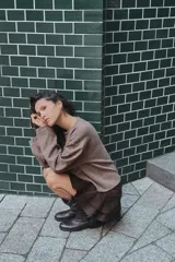 Falda pantalón de tiro medio con diseño de volantes en el ruedo y detalle de frunces en la cintura. Cierre lateral oculto.