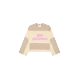 Sweater tejido de punto Eme Studios con diseño de franjas horizontales en tonos beige y blanco. Cuenta con cuello redondo, mangas largas y el logotipo de la marca bordado en color rosado en el centro del pecho.