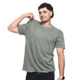 Remera verde oliva de manga corta con cuello redondo y estampado en el pecho con el logo de La Isla y La Vela Puerca.