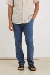 Pantalón de corte recto, color azul marino, confeccionado en 50% algodón y 50% lino.