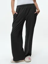 Pantalón de dormir de corte recto y calce holgado, confeccionado en tela suave. Cuenta con cintura elástica, bolsillos laterales y un bolsillo trasero.