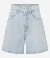 Short mom de jean celeste, con tiro alto, trabillas en la cintura, cierre tradicional por botón y cremallera y bolsillos.