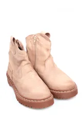 Botín de cuero color beige con suela marrón de goma.