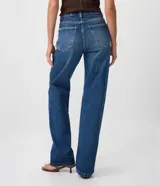 Pantalón de jean azul clásico de corte recto, con tiro alto, presillas para cinto y bolsillos funcionales.