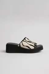 Sandalias plataforma Barina de color negro, con diseño tipo slide, suela chunky y textura sutil.