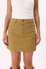 Falda corta de denim color mostaza, con corte recto, tiro medio y detalle de tachas metálicas en los laterales. Cuenta con bolsillos delanteros y cierre frontal con botón.