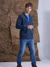 Cardigan de punto color azul marino con textura en relieve, cuello smoking y cierre frontal completo. Posee puños y ruedo acanalados.