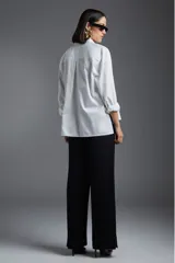 Pantalón negro de tiro alto y corte palazzo.