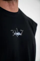 Musculosa de algodón elastizado, de corte holgado y diseño sin mangas, con estampa pequeña en el centro del pecho.