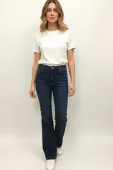 Pantalon jean de corte oxford y tiro alto, en color azul oscuro con costuras a tono.