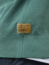 Sweater azul marino de punto con cuello redondo y mangas largas.