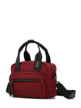 Cartera tipo bandolera de color bordó, confeccionada en material sintético. Cuenta con doble asa superior, correa ajustable y desmontable, cierre principal con cremallera y bolsillos frontales con cierre. Presenta detalles de marca en las correas y logo frontal.