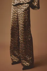 Pantalón sastrero amplio con estampado de leopardo, tiro alto, bolsillos al bies y piernas de corte recto y holgado.