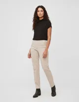 Pantalón largo color beige, de gabardina elastizada, marca Ruby Rd. Delantera con bolsillos simulados y trasera con bolsillos aplicados.