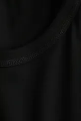 Remera de manga corta, cuello redondo y calce holgado, confeccionada en tejido suave de algodón y viscosa.