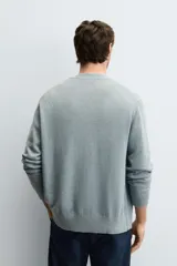 Cárdigan de punto en mezcla de algodón, color marrón, con cuello en pico, manga larga y cierre frontal con botones. Presenta puños y bajo con acabado en rib.