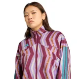 Campera deportiva Adidas de la colaboración con Farm Rio, con cierre frontal, cuello alto y diseño estampado de rayas en zigzag en tonos bordó, violeta y crema. Presenta detalles en turquesa en las mangas y puños y cintura de tejido acanalado.