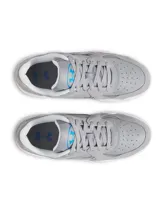 Championes Under Armour modelo Anatomix Suede, de diseño urbano en color gris con detalles en blanco. Presentan una parte superior que combina gamuza y cuero sintético, con entresuela de EVA acolchada y suela de goma gruesa para mayor tracción y durabilidad.